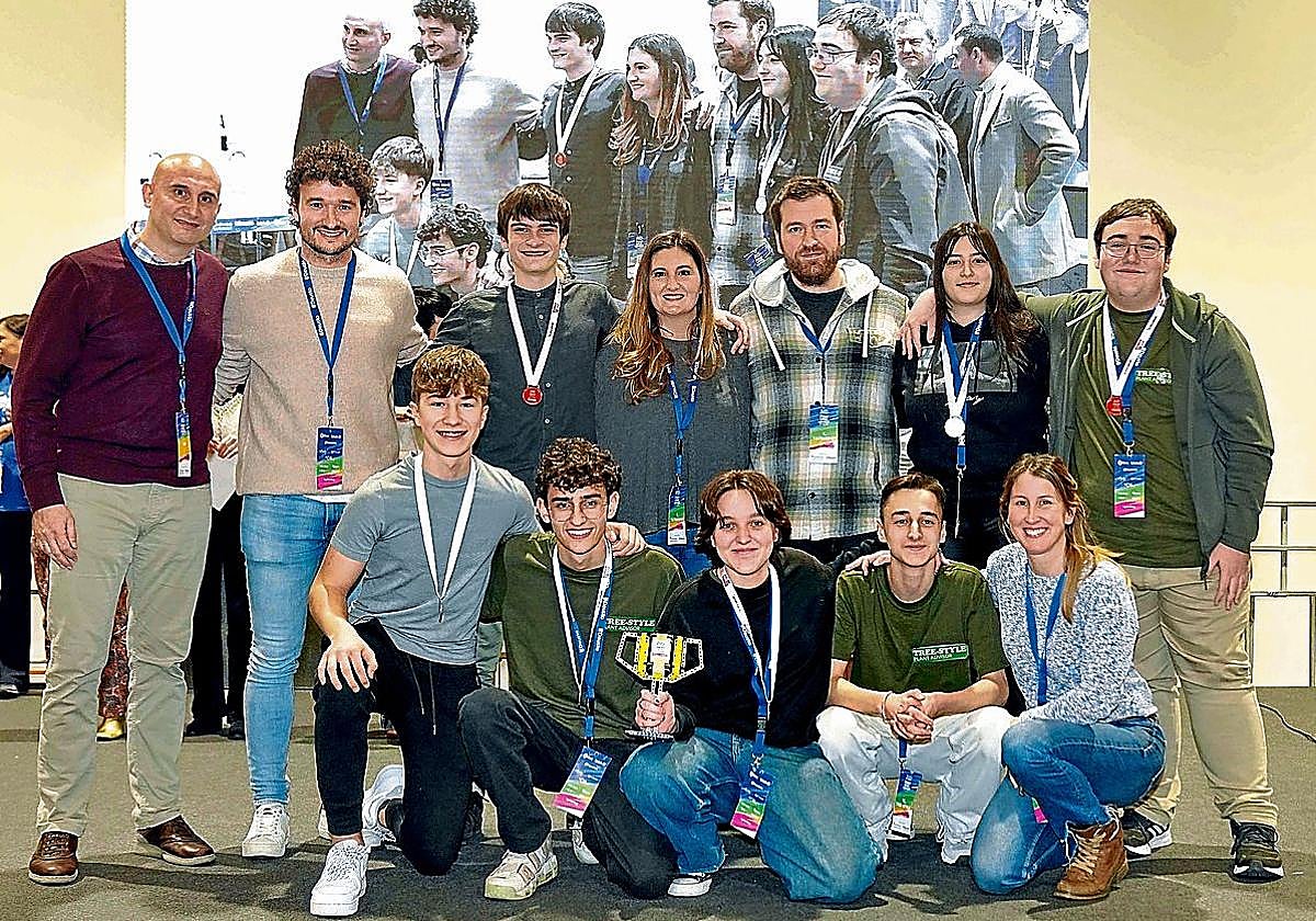 El equipo de la Ikastola Begoñazpi celebra el pase al torneo nacional tras clasificarse en la final autonómica.