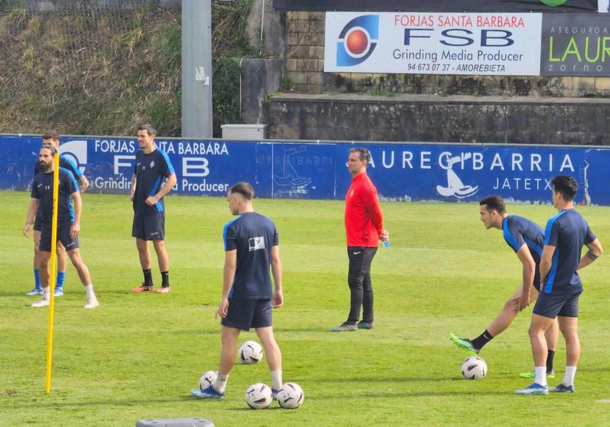 Jandro observa a los suyos durante el entrenamiento de este sábado en Urritxe.