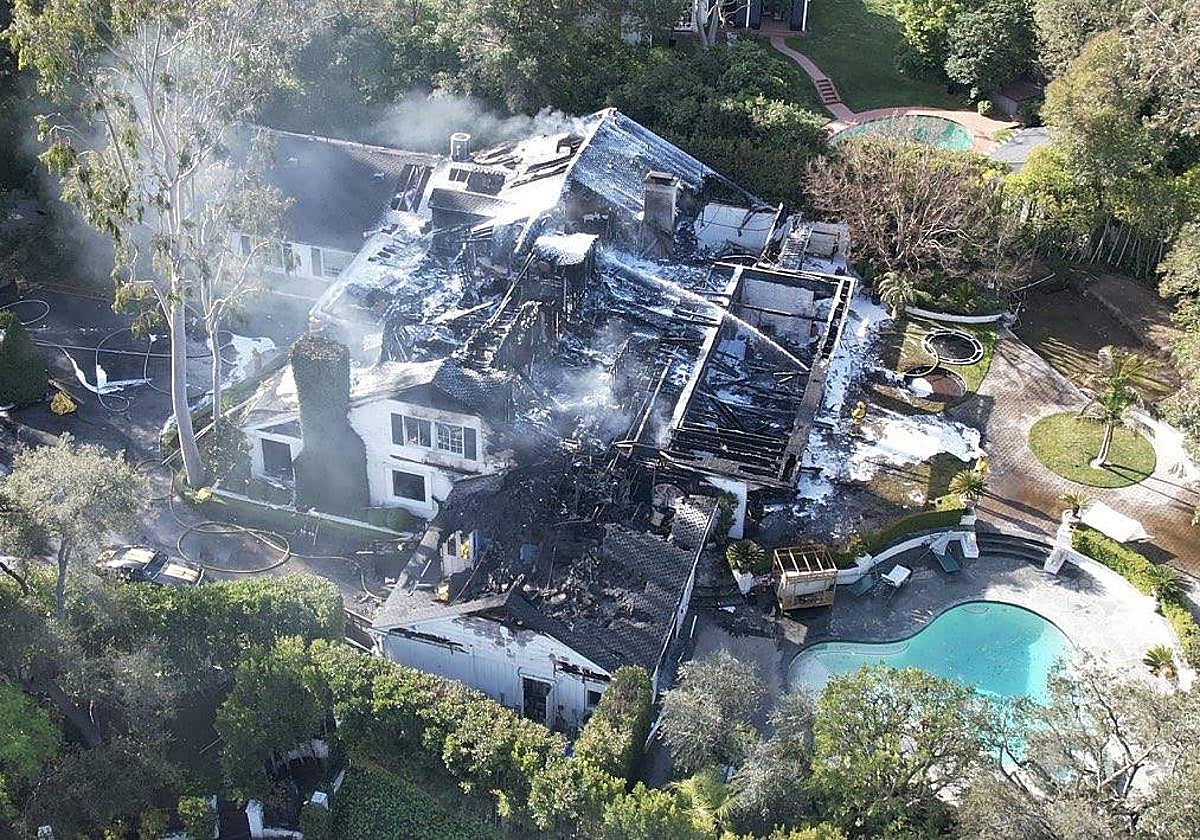 Imagen de la mansión de la modelo, arrasada por el fuego.