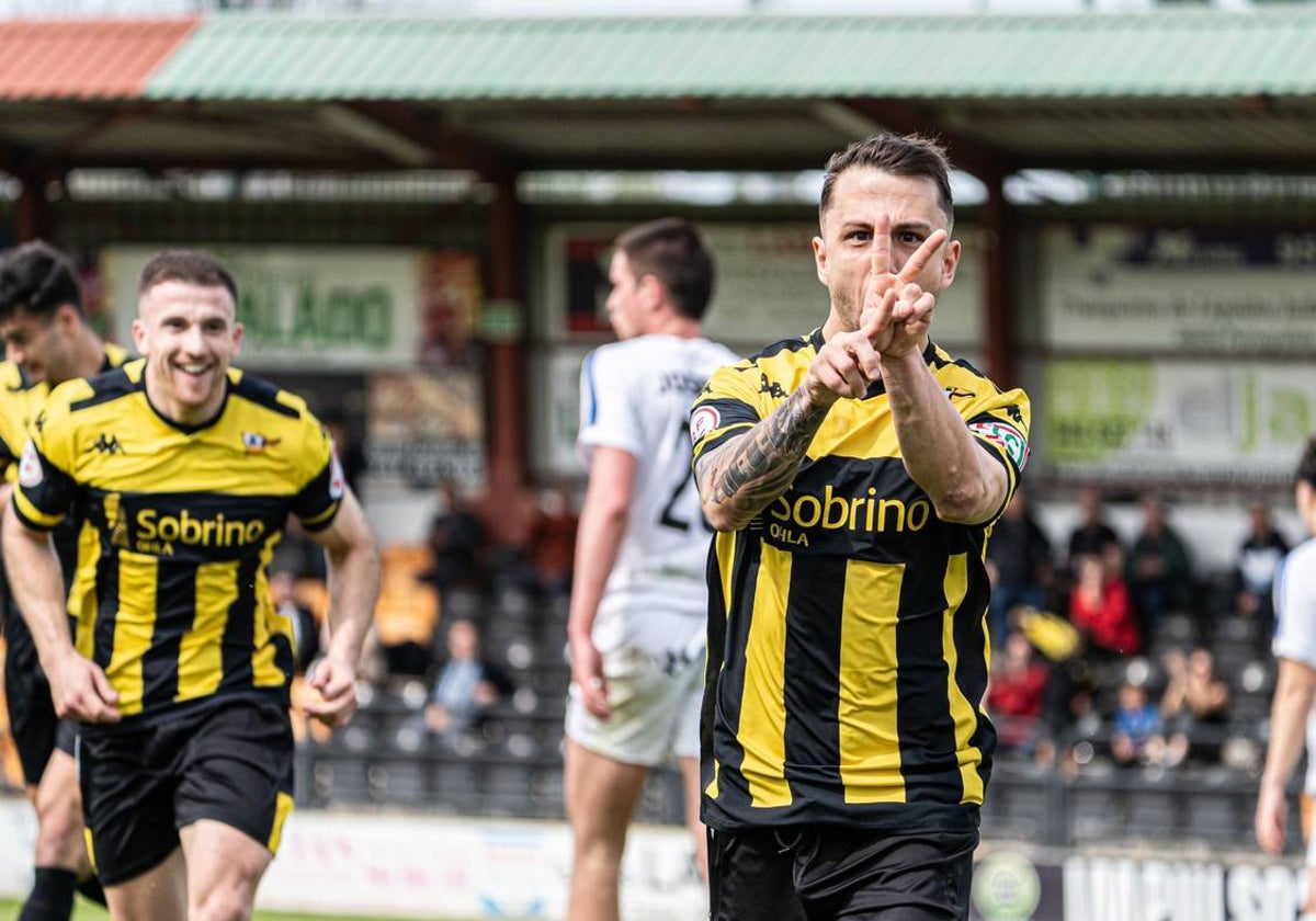 Marcos Jimeno celebra el primer gol del Portugalete-San Ignacio.