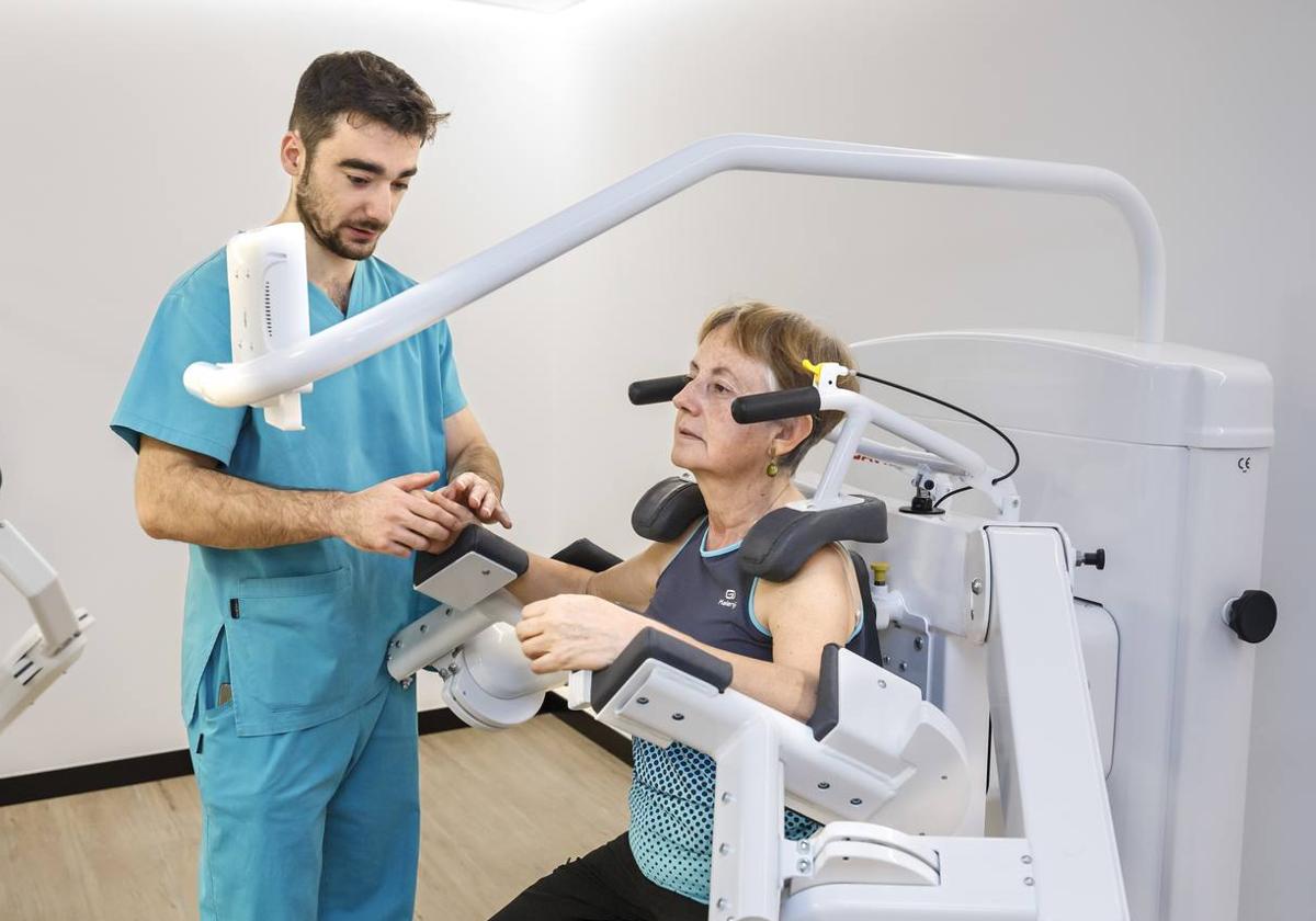 La paciente, Esther Eguileta, trabaja con los dispositivos médicos de Nordic Klinika, bajo la supervisión de un fisioterapeuta.