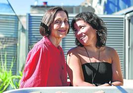 La actriz Carmen Elías -izquierda- ha protagonizado un documental de Claudia Pinto -derecha- en el que relata su lucha diaria contra los efectos del alzheimer que padece.