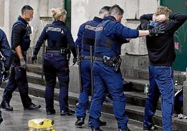 Varios ertzainas registran a un sospechoso en la estación de Abando de Bilbao.