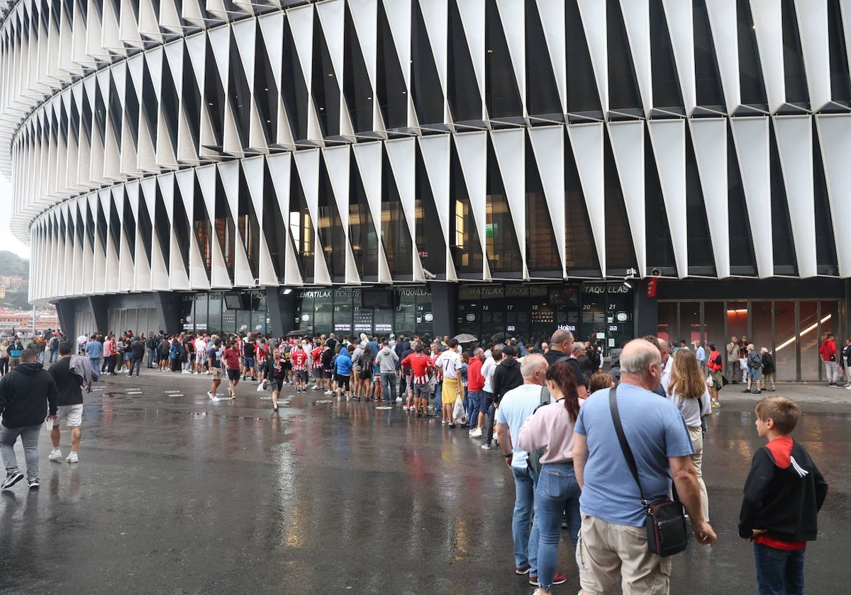 Colas en San Mamés para comprar entradas para el primer partido de Liga ante el Real Madrid.