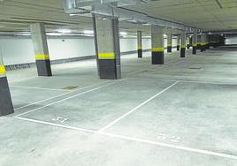 Hay 90 plazas de aparcamiento, en alquiler y rotatorias.