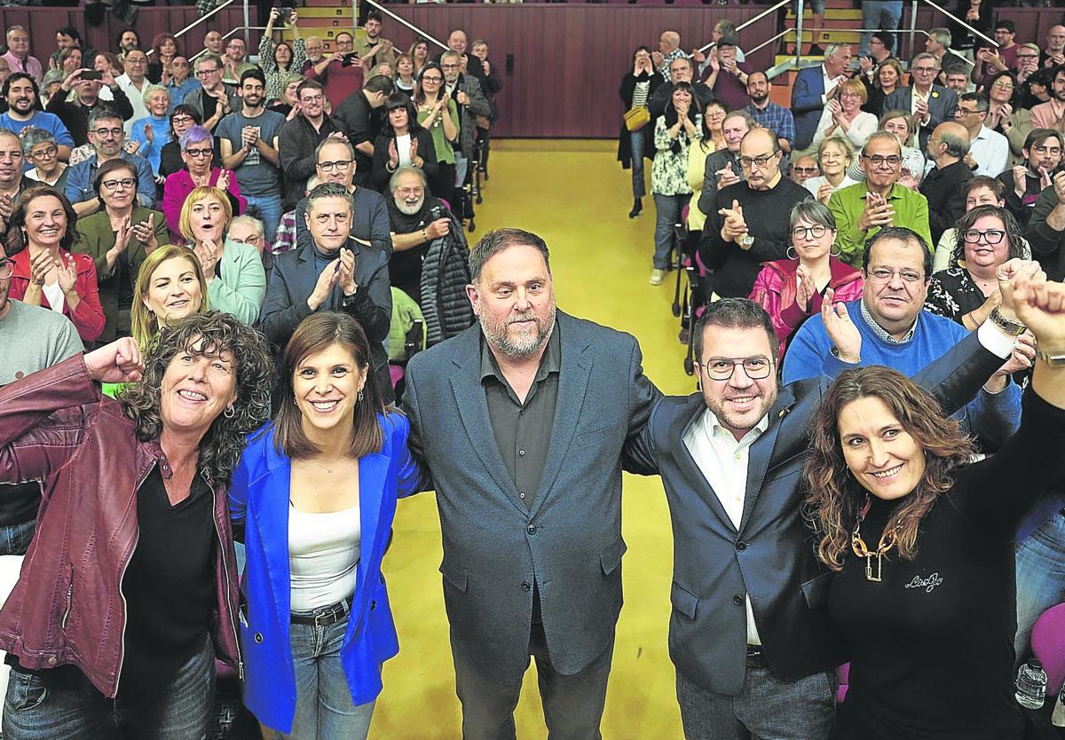 Oriol Junqueras y el presidente de la Generalitat, Pere Aragonès, en el centro de la imagen, en el primer mitin de ERC.