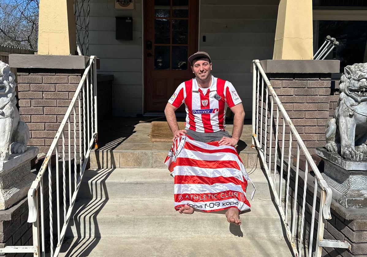 Iker, vestido de rojiblanco, vive en la ciudad estadounidense de Grand Rapids (Michigan)