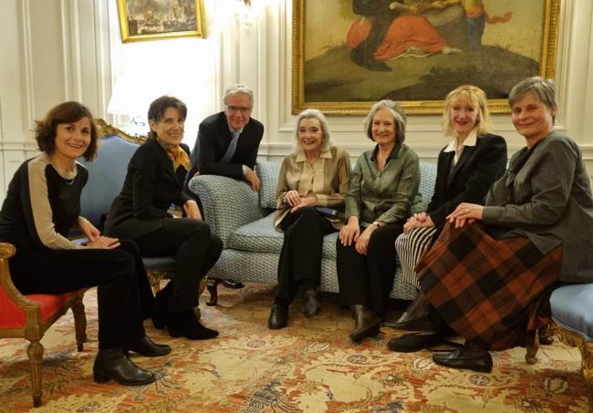 Nuria Espert con el embajador, José Pascual Marco, y las actrices que participaron en su Casa de Bernarda Alba, en 1986.