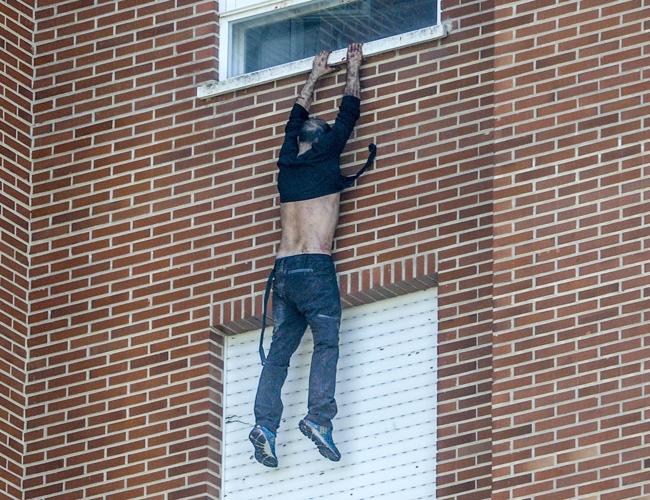 El asesino huyó del incendio por la ventana y trató de bajar al piso inferior, pero finalmente cayó sobre el colchón desplegado por los bomberos.