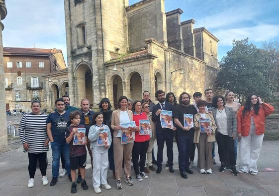 Partipantes de La Pasión de Durango posan ayer en la presentación del evento.