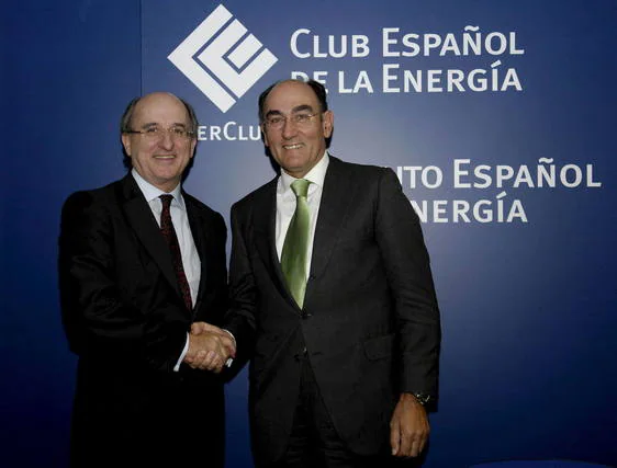 Imagen de archivo de los presidentes de Repsol e Iberdrola, sonriendo y dándose la mano.