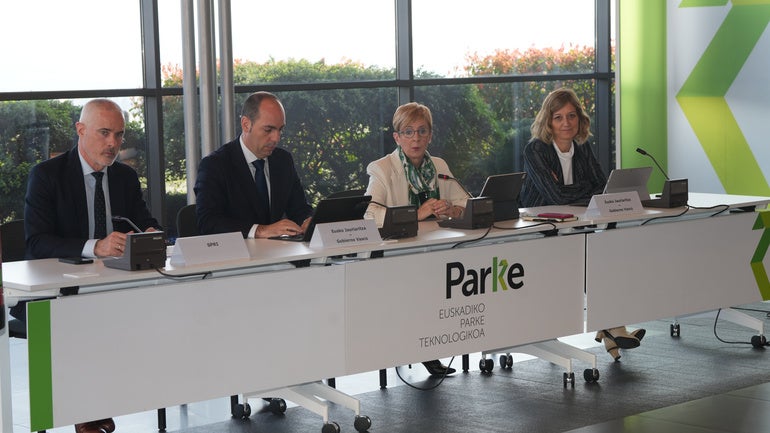La consejera Arantxa Tapia, en el centro, y el viceconsejero de Industria, Mikel Amundarain, a su derecha