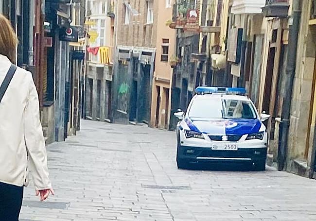 Una discreta presencia policial custodia el lugar de los hechos.