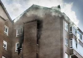 El asesino, con la camiseta desgarrada y ensangrentada, se asomó a la ventana tras incendiar el piso y se arrojó finalmente al colchón desplegado por los bomberos.