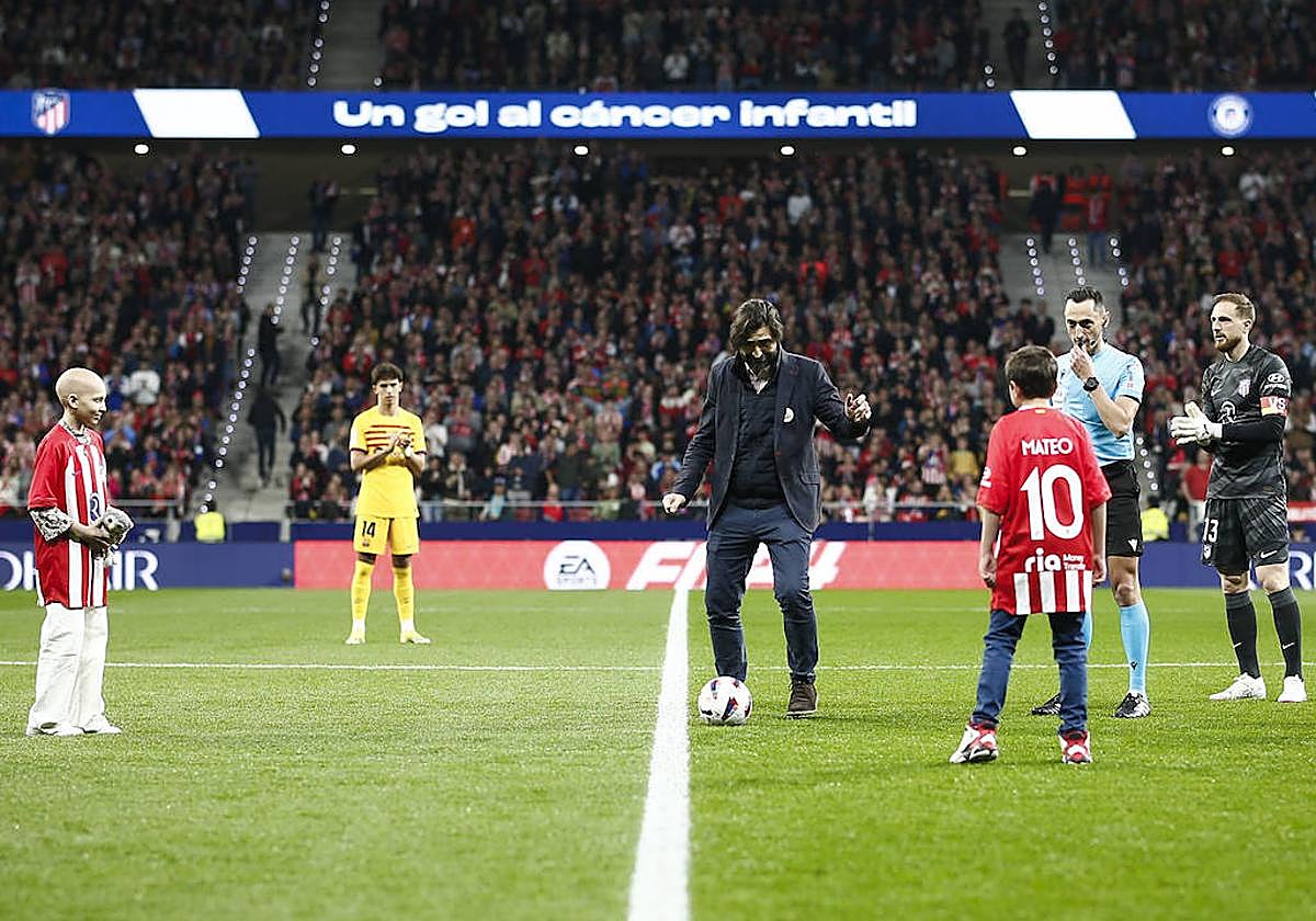Saque de honor del jefe de Oncología Pediátrica del hospital de La Paz y dos niños que padecen cáncer.