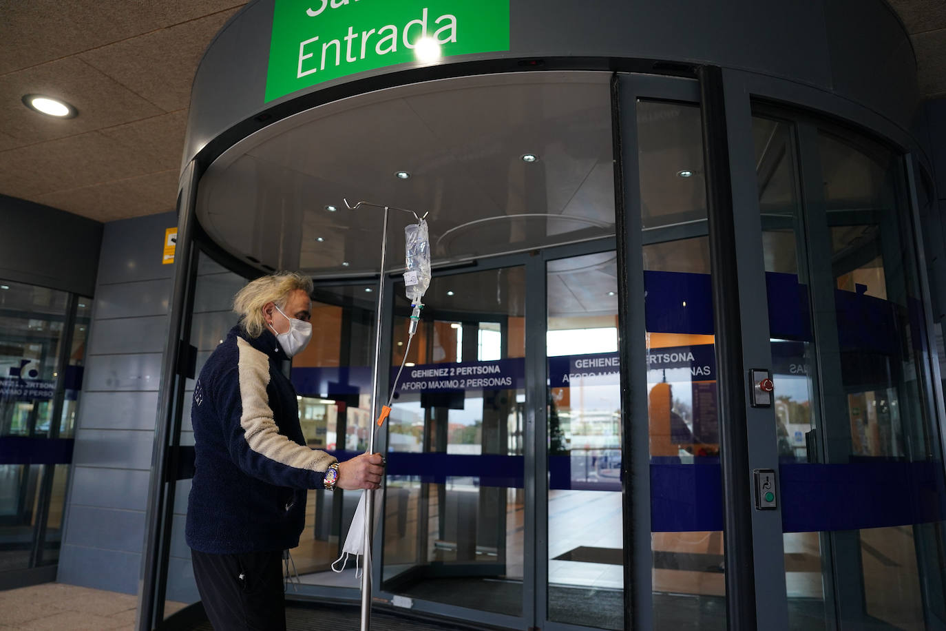 Un paciente entra al Hospital de Urduliz