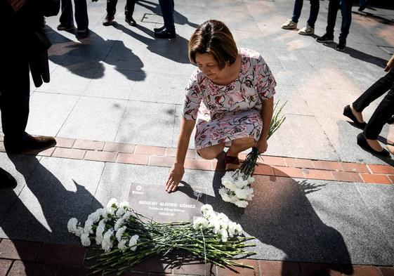 María Anunciación Alonso, una de las dos hijas de Benicio, ha colocado unas flores en la placa.