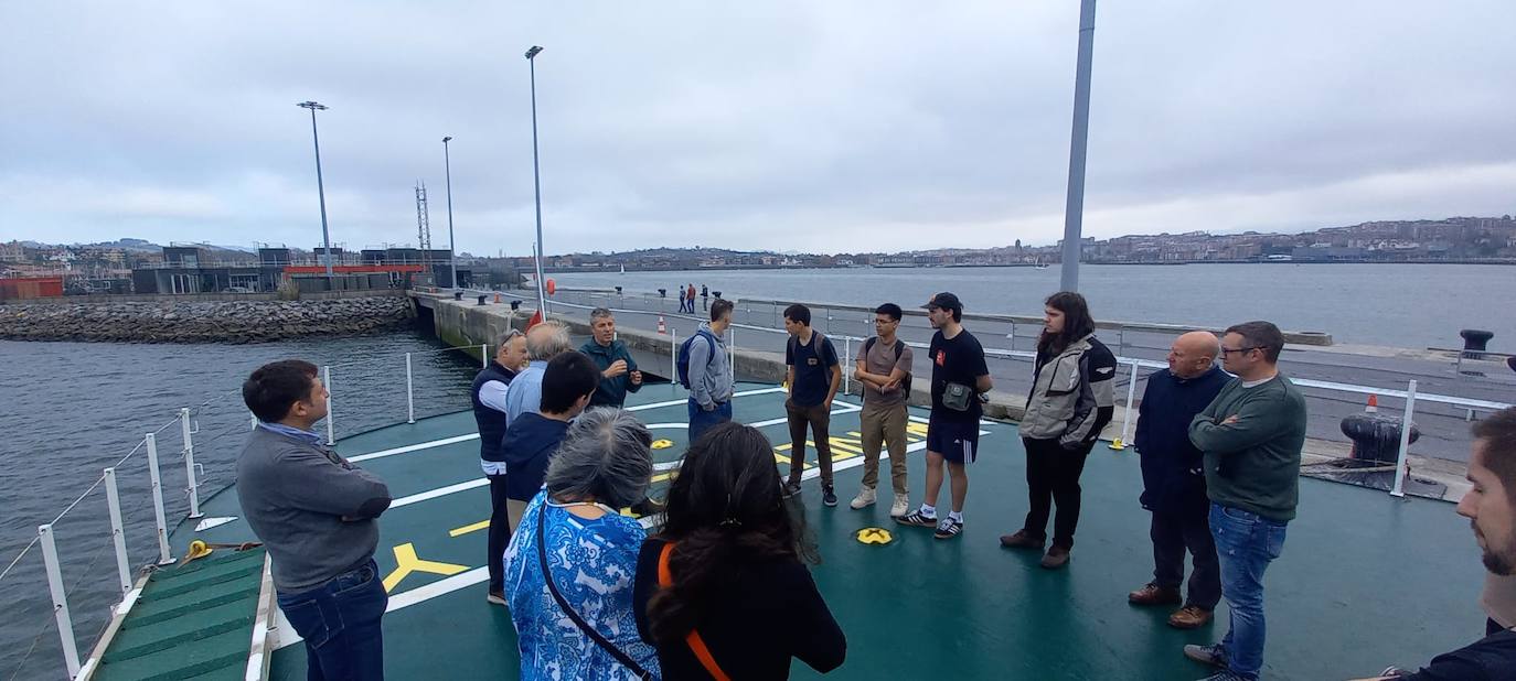 Varios grupos de unas veinte personas han estado a bordo del buque oceánico de la Guardia Civil atracado en el muelle de cruceros de Getxo