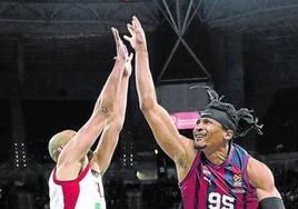 Shavon Shields y Chima Moneke durante el último duelo continental del Baskonia.