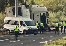 El camión del accidente de Sevilla iba a 90 kilómetros por hora, «como si fuera con el piloto automático»