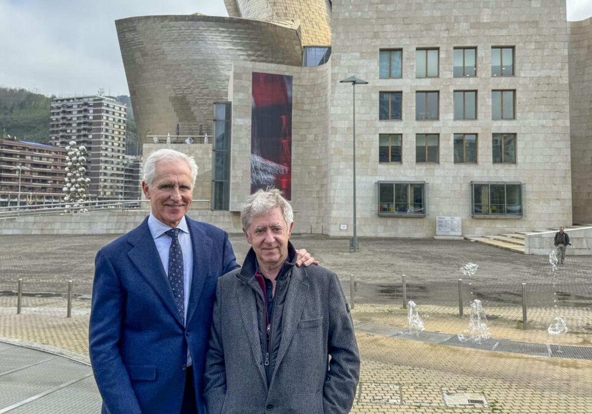 Darío Urzay posa con Juan Ignacio Vidarte delante de una de sus creaciones.