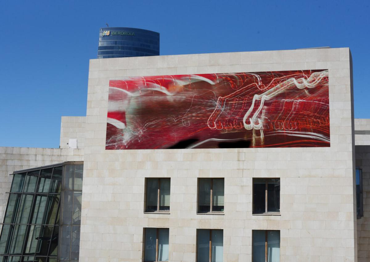 Imagen secundaria 1 - Darío Urzay viste el Guggenheim de rojiblanco