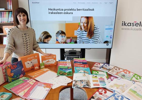 Edurne Soraluze, directora de Ikaselkar, junto con el material educativo.