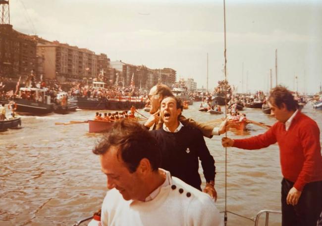 Hace 40 años, Antonio Tena, en el 'Portu III' escoltando a la gabarra de los campeones.