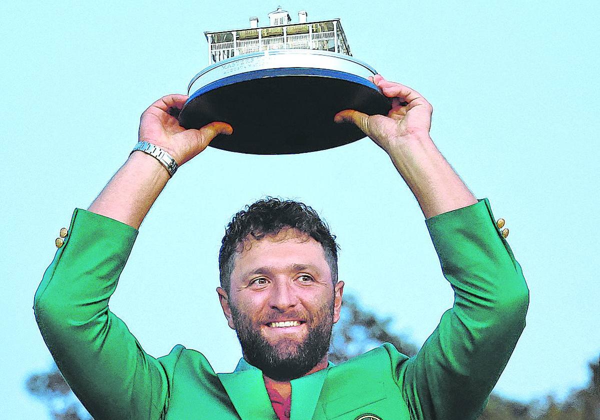 Jon Rahm se hizo con la chaqueta verde de Augusta el 9 de abril de 2023.