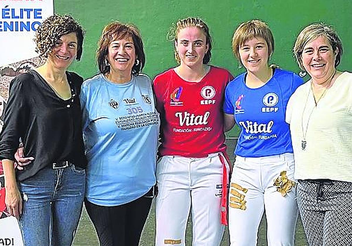 Las pelotaris y patrocinadoras, antes del partido.