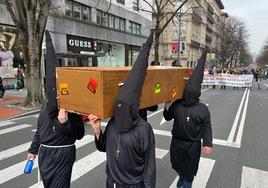 Los trabajadores de Bilbobus se manifiestan al ritmo de procesión de Semana Santa