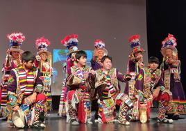 Imagen de un festival de folclore celebrado en Barakaldo, con varias asociaciones de la localidad.