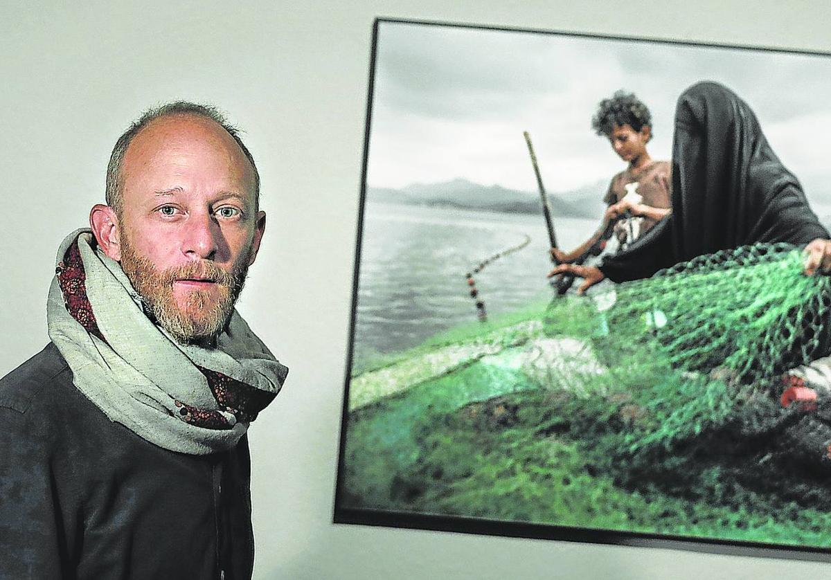 Pablo Tosco posa junto a la imagen ganadora del World Press Photo 2021, que también forma parte de la exposición que estará en El Pilar hasta el 10 de abril.