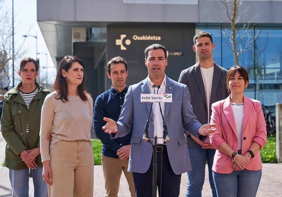 El candidato a lehendakari del PNV, Imanol Pradales, el martes en un acto preelectoral en Vitoria.