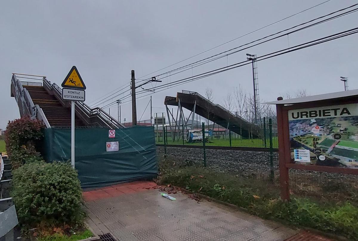 La pasarela peatonal de Urbieta, en Gernika, se mantiene cerrada desde enero del año pasado.