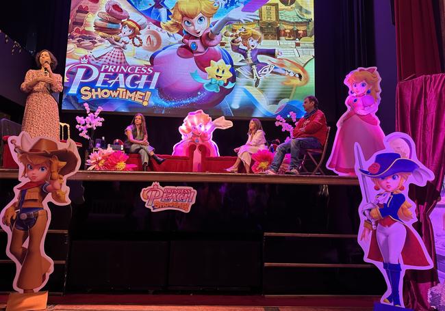 Un instante de la presentación de Princess Peach Showtime!, con Gutiérrez, Babiano y Espinosa.