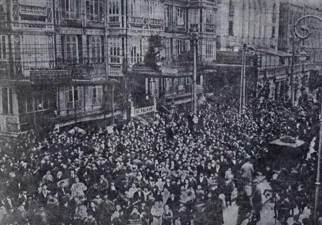 Una multitud espera en Bilbao los resultados de un Real Madrid-Athletic en abril de 1924.