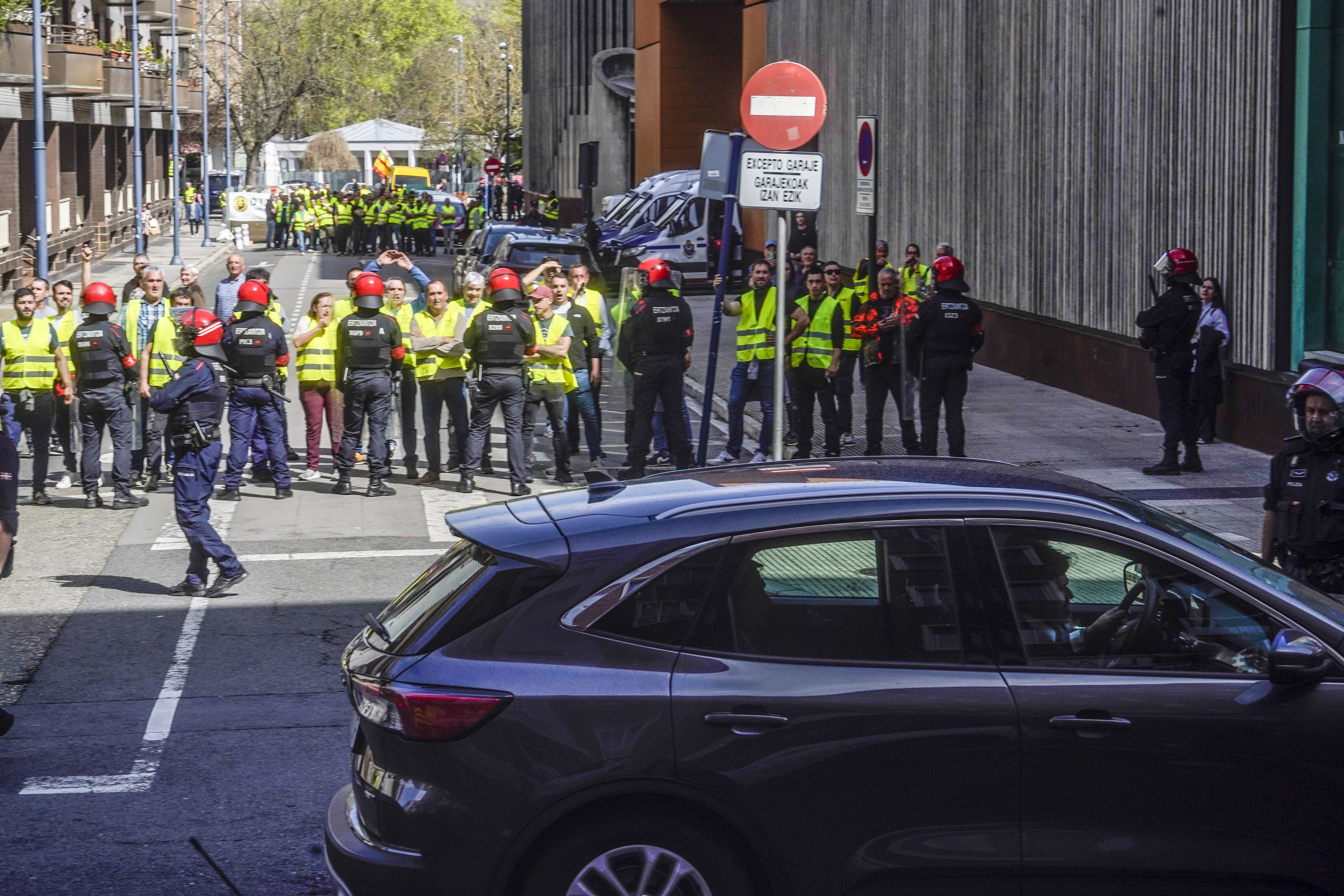 Enfrentamientos entre la Ertzaintza y los agricultores en Vitoria