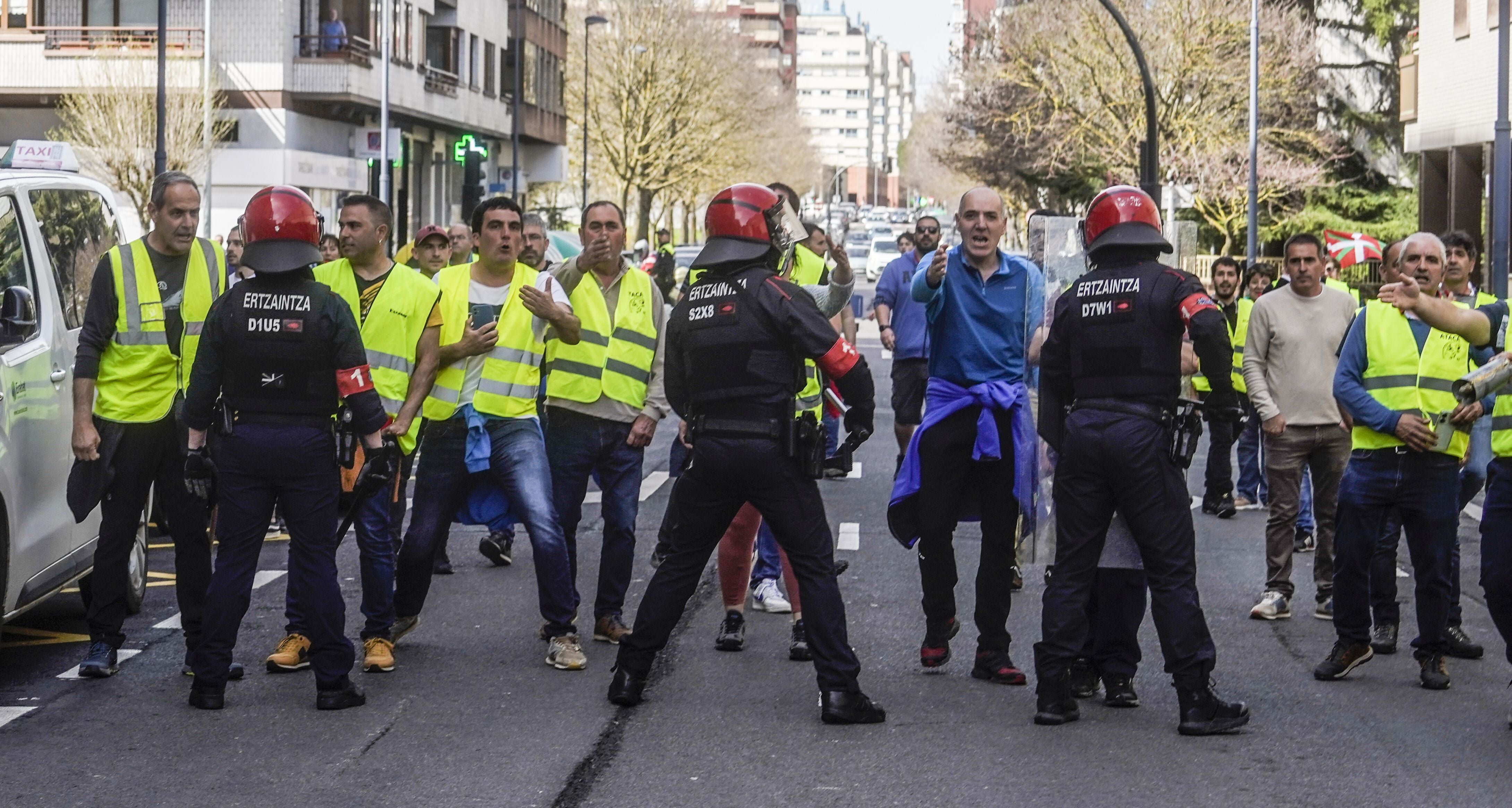 Enfrentamientos entre la Ertzaintza y los agricultores en Vitoria