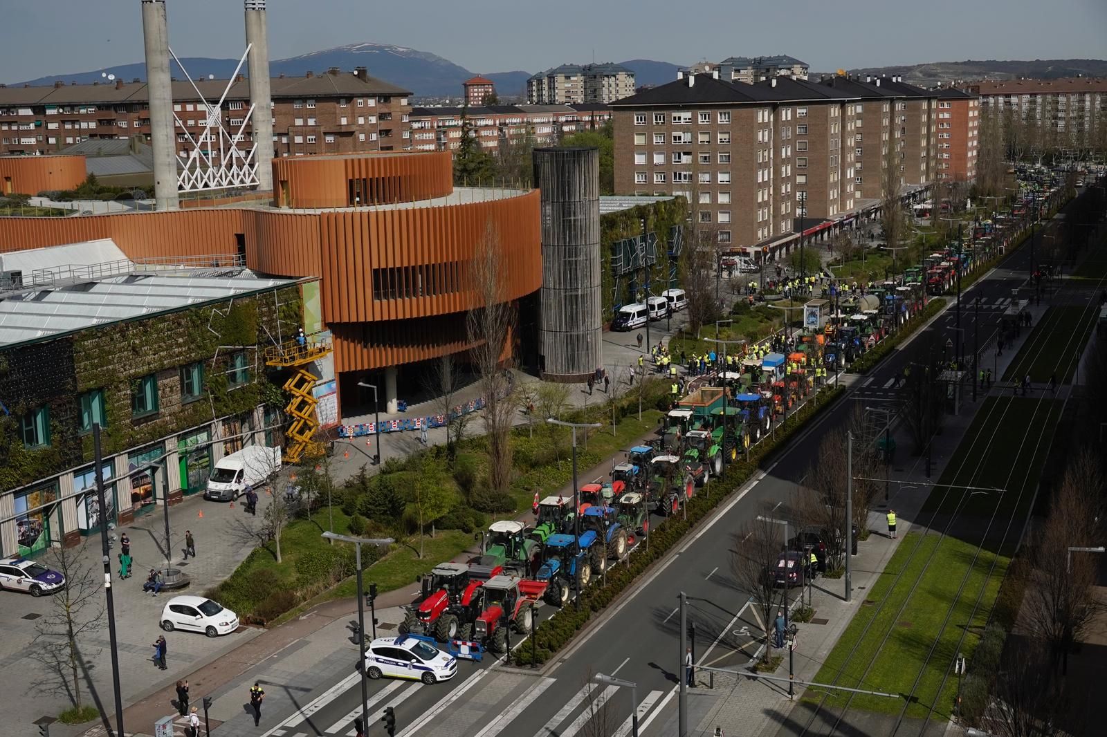 Enfrentamientos entre la Ertzaintza y los agricultores en Vitoria