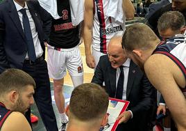 Ivanovic se dirige a los jugadores del Baskonia durante el partido contra el Zalgiris.