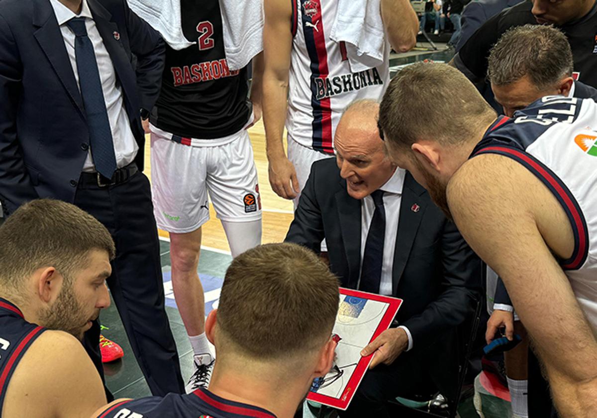 Ivanovic se dirige a los jugadores del Baskonia durante el partido contra el Zalgiris.