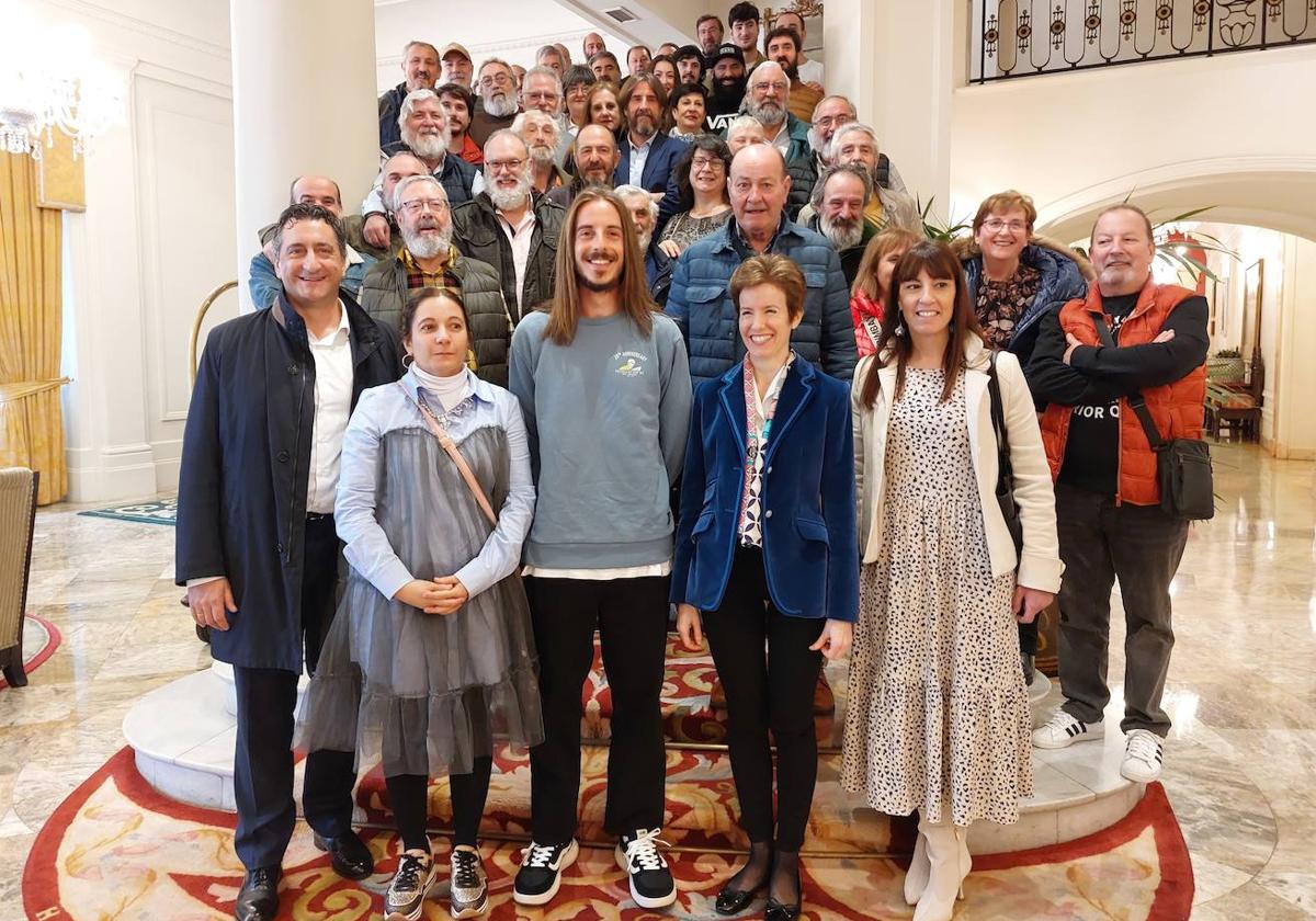 Instituciones y vecinos de Balmaseda que participan en la Pasión Viviente, en la presentación.