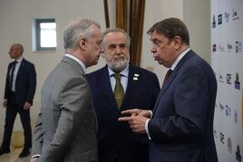 Iñigo Urkullu junto al presidente del foro Martín Uriarte y Luis Planas.