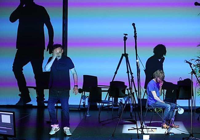 A la izquieda, el autor durante la presentación.