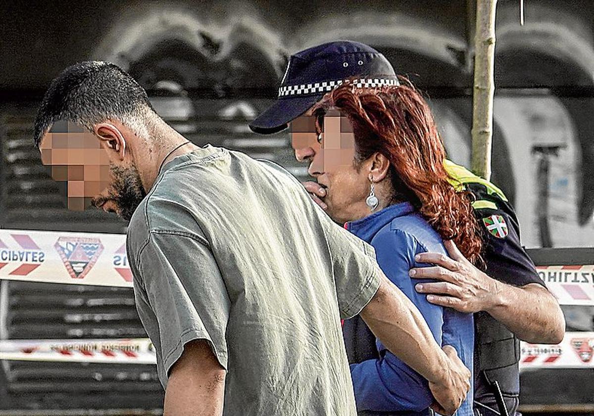 Imagen principal - Un agente uniformado acompaña a una familiar del pequeño de 11 meses, mientras que otro graba desde la ventana donde ocurrieron los hechos. Un policía fotografía el lugar del impacto junto al pañal del bebé.