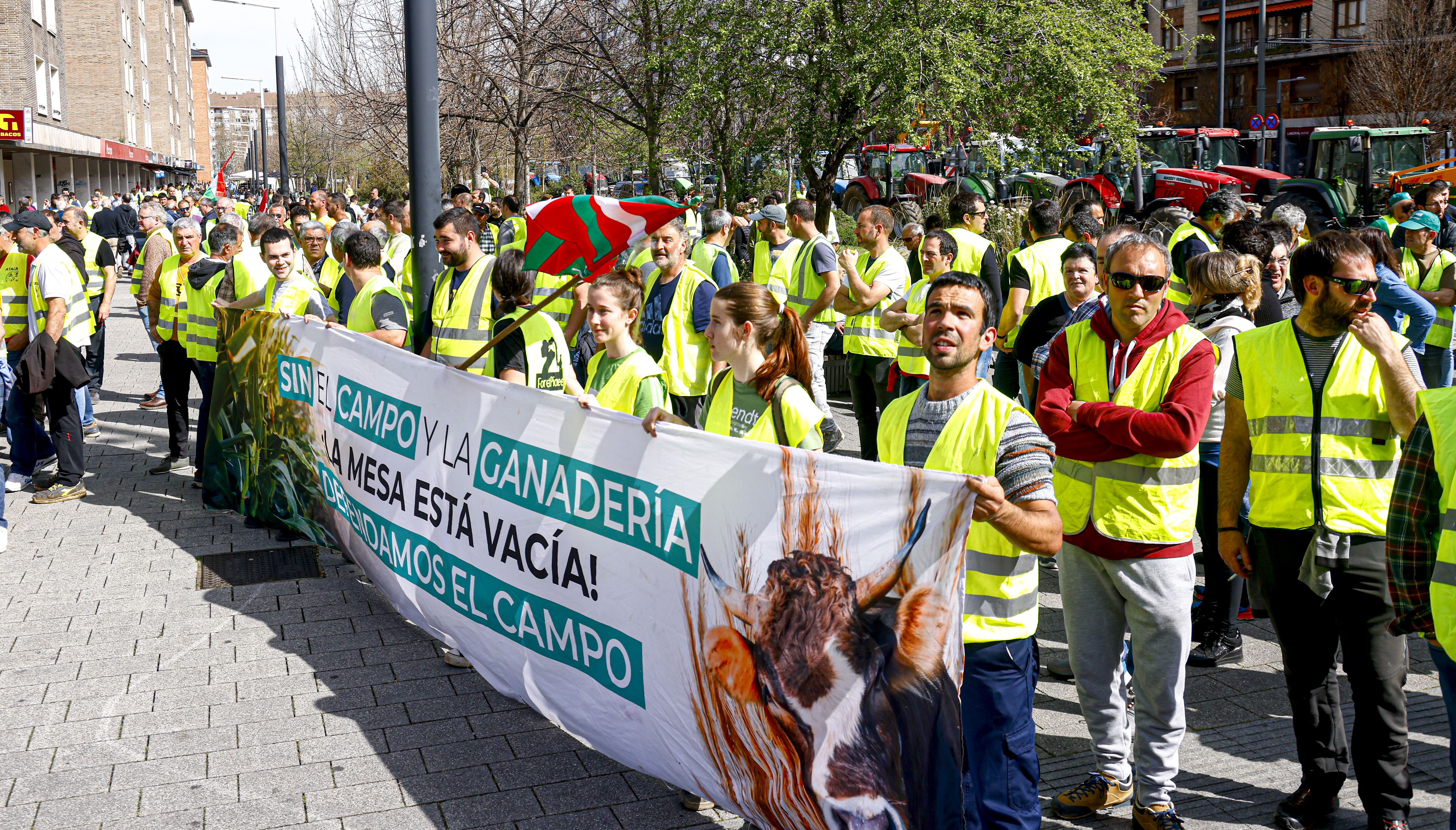 Enfrentamientos entre la Ertzaintza y los agricultores en Vitoria