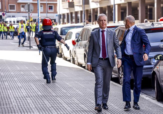 El lehendakari Iñigo Urkullu accede por la parte trasera al Palacio Europa.