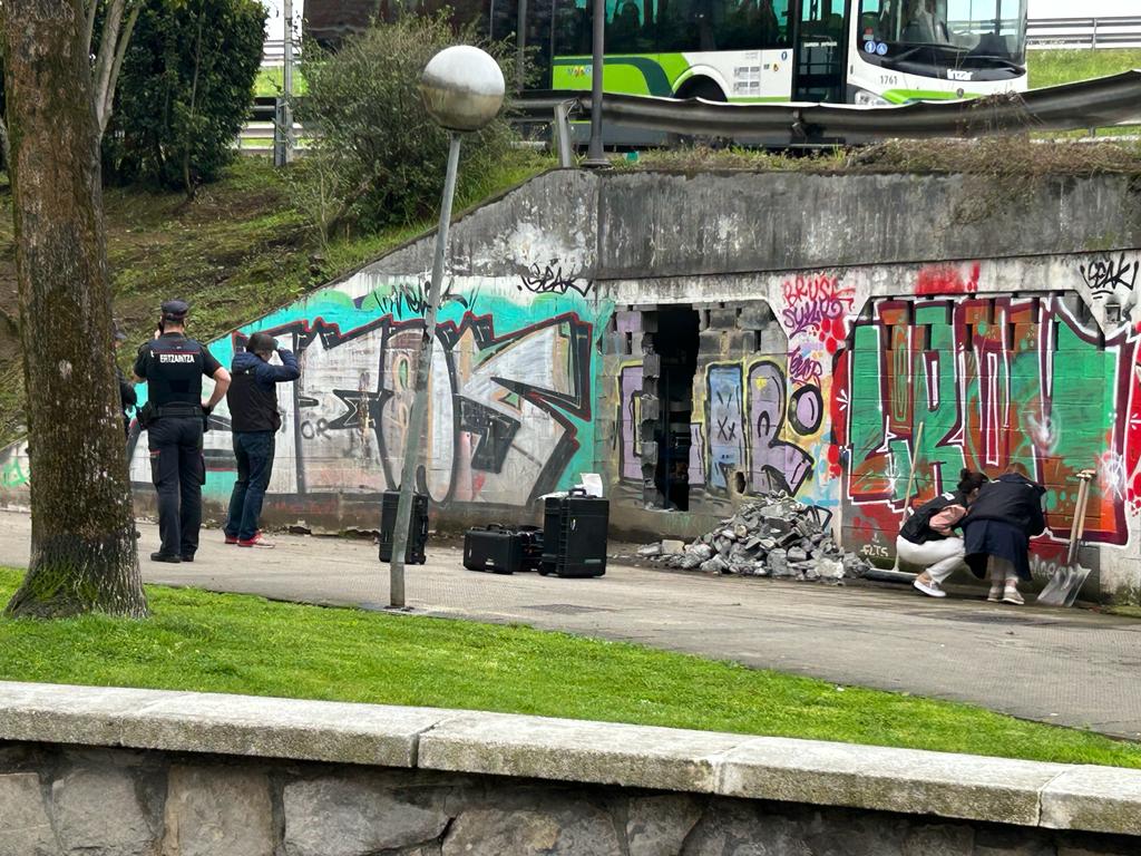 Boquete que habían abierto para pernoctar en el túnel.