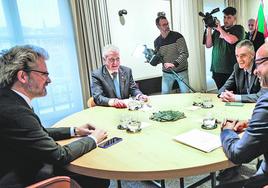 Ram Manikkalingam y Juan Garrigues, con el lehendakari y Jonan Fernández en Bilbao.